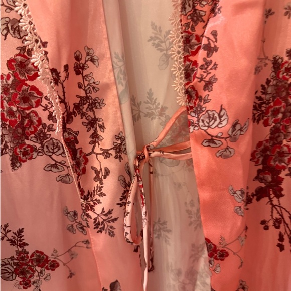Sensara vintage Floral Satin Robe in Pink - Picture 3 of 6